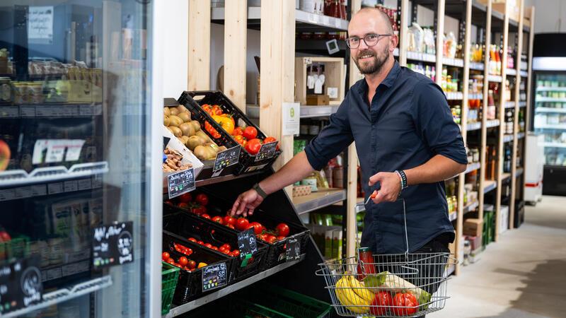 Ein Dorfladen als Rettung für den Einkauf und Klönschnack auf dem Land Mario Eckhardt, Mitgründern vom Dorfladen «Vorratskammer», kauft verschiedene Produkte ein. Weil es keine Einkaufsmöglichkeit im Ort gibt, gründen mehrere Familien ein ehrenamtlich geführtes Geschäft für Mitglieder.