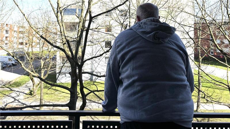 Mario Geppert blickt vom Balkon seiner neuen Wohnung optimistisch in die Zukunft.