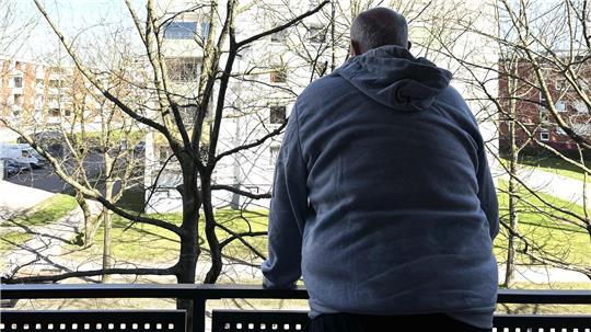 Mario Geppert blickt vom Balkon seiner neuen Wohnung optimistisch in die Zukunft.