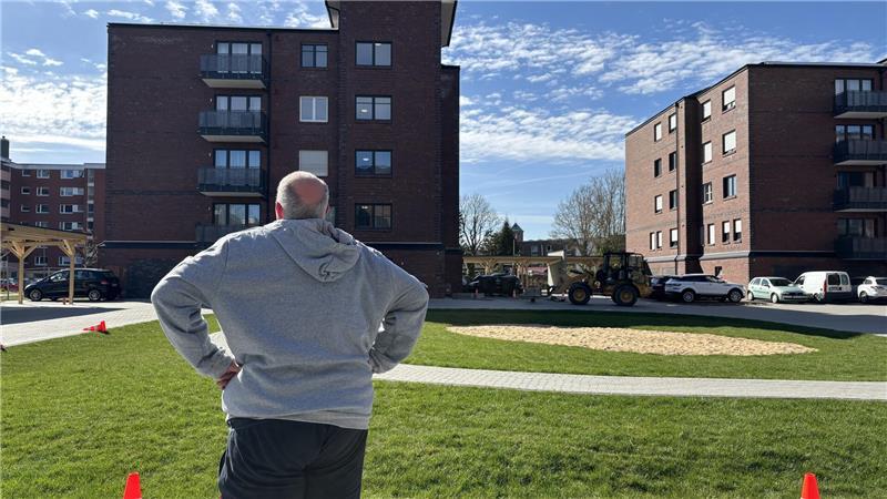 Mario Geppert hat in den neu gebauten Viebrock-Häusern an der Grünendeicher Straße ein neues Zuhause gefunden.