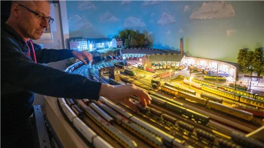 Mario Giwanski und seine Miniatur-Eisenbahn im Keller. Foto: Lothar Scheschonka