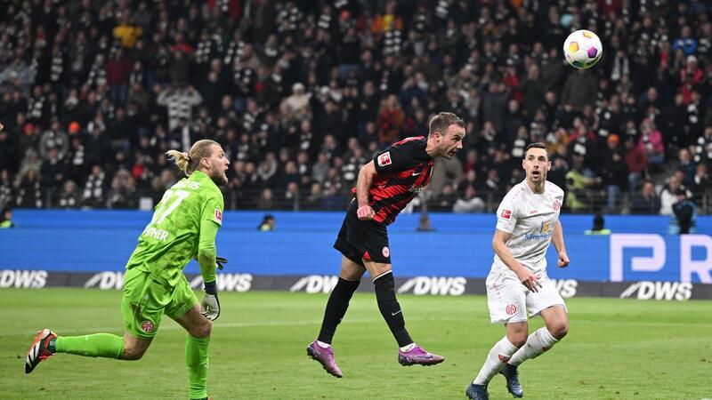 Rio-Weltmeister Götze köpft Frankfurt zum Sieg gegen Mainz Mario Götze (M) köpfte die Eintracht gegen Mainz zum Sieg.