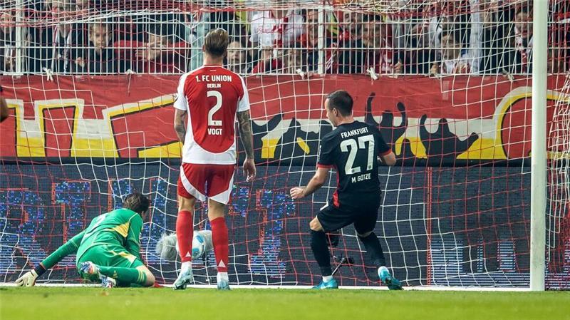 Trotz Götze-Tor: Union bleibt zu Hause ungeschlagen Mario Götze muss den Ball nur noch ins leere Tor drücken.