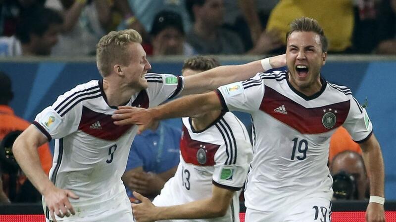 WM-Held Götze schreibt Brief an U17: „Ich glaube an Euch“ Mario Goetze (r) drückt der U17 im WM-Finale gegen Frankreich die Daumen.