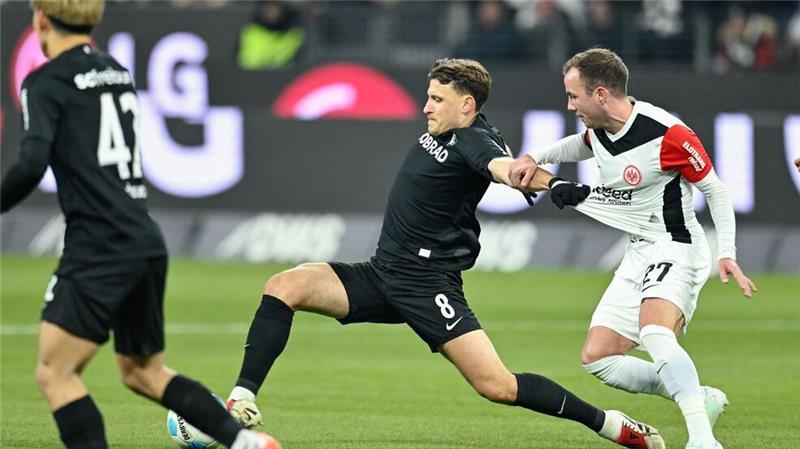 Mario Götze (rechts) kämpft mit Maximilian Eggestein um den Ball