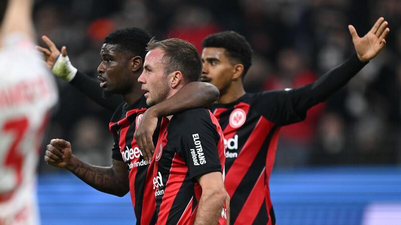 „Nicht meine Spezialität“: Götze köpft Eintracht zum Sieg Mario Götze (vorne) jubelt mit Eric Junior Dina Ebimbe und Ansgar Knauff. Das Siegtor im Rhein-Main-Derby gegen Mainz war sein erstes in dieser Bundesligasaison.