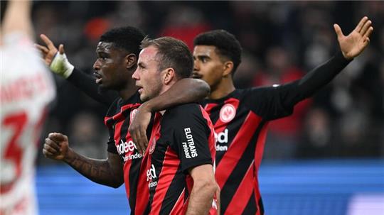 „Nicht meine Spezialität“: Götze köpft Eintracht zum Sieg Mario Götze (vorne) jubelt mit Eric Junior Dina Ebimbe und Ansgar Knauff. Das Siegtor im Rhein-Main-Derby gegen Mainz war sein erstes in dieser Bundesligasaison.