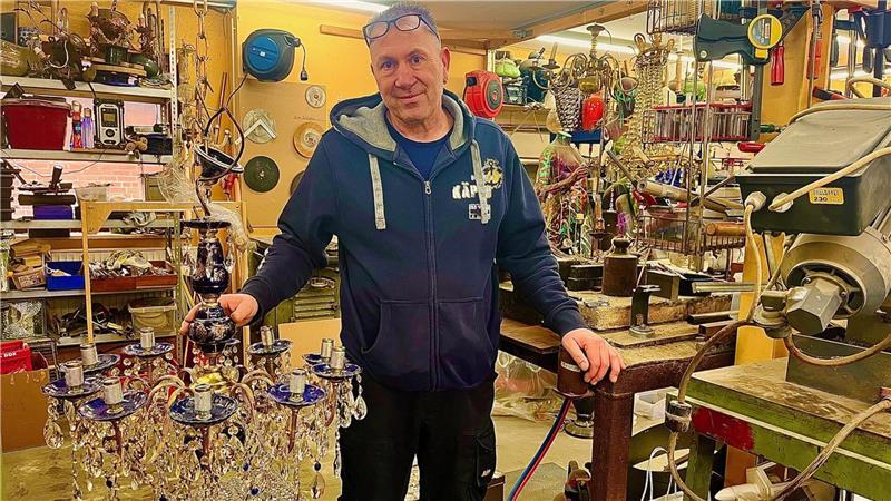Mario Hahlweg schraubt seit 30 Jahren in seiner Werkstatt herum. Der 56-Jährige baut und repariert Lampen, Leuchten und Kronleuchter.