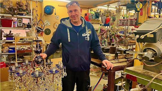 Mario Hahlweg schraubt seit 30 Jahren in seiner Werkstatt herum. Der 56-Jährige baut und repariert Lampen, Leuchten und Kronleuchter.