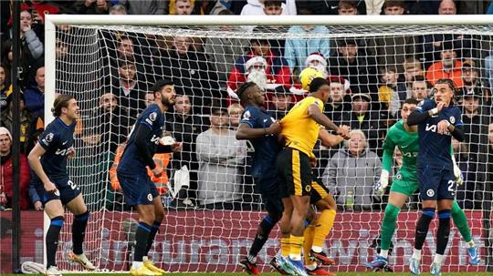 Mario Lemina (3.v.r) brachte Wolverhampton gegen Chelsea in Führung.