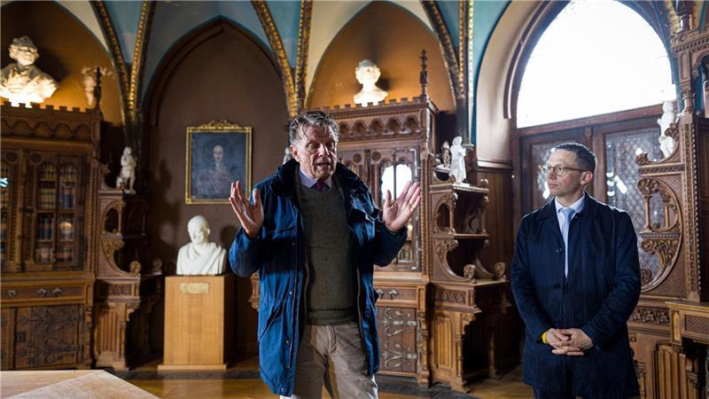 Sanierung der Marienburg – Hang wird ab Juni gesichert Mario Mathias Ohle (l), Stiftungsvorstand vom Schloss Marienburg, und Falko Mohrs (SPD), Minister für Wissenschaft und Kultur in Niedersachsen schauen sich in der Marienburg um.