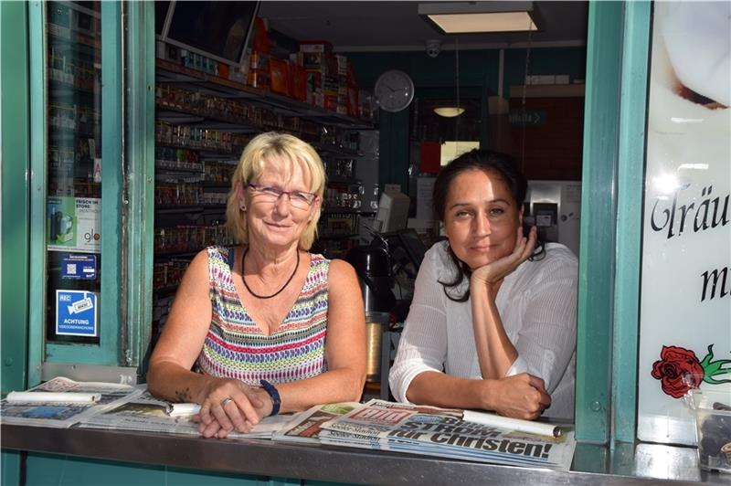 TAGEBLATT-Reporterin arbeitet eine Woche im Kiosk Marion Boje (links) hat ihre Verstärkung - TAGEBLATT-Reporterin Anping Richter - bereits vielen Stammkunden angekündigt. Foto: Battmer