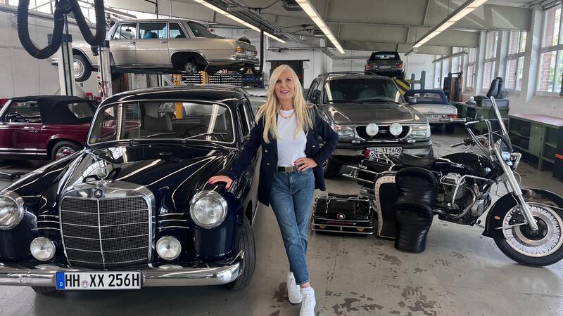 Nachlass von „Großstadtrevier“-Schauspieler Jan Fedder wird teils bei Ebay versteigert Marion Fedder, die Witwe des Schauspielers Jan Fedder, steht an einem Auto. Foto: -/Marion Fedder/dpa