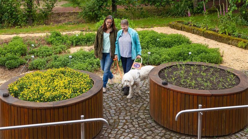 Marion Krause geht mit Gartentherapeutin Almut Dietze und ihrem Blindenhund Stella durch den Botanischen Blindengarten Radeberg in Sachsen - der Park ist einmalig in Deutschland. 