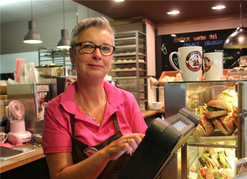 Marion Mattern nimmt die Bestellungen entgegen – und hat für jeden ein herzliches Lächeln. Fotos Klempow