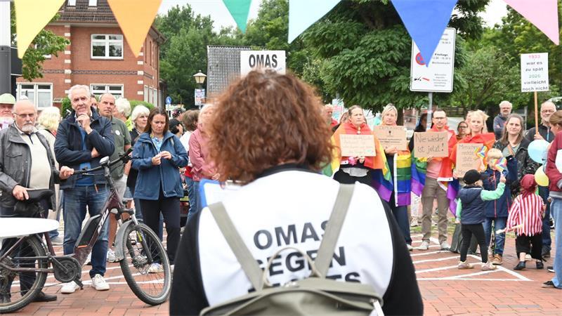 Marion Meyer von Omas gegen Rechts redet auf dem Altländer Markt in Jork.