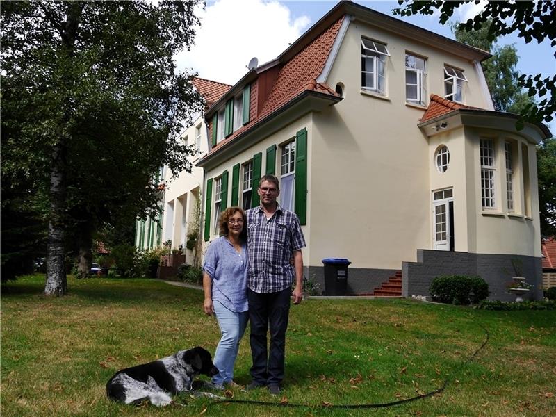 Marion Stoll und Jörg Nitsche verliebten sich vor zehn Jahren in das ehemalige Krankenhaus, kauften es und steckten seitdem viel Arbeit, Zeit und Geld in die Erhaltung des denkmalgeschützten Gebäudes.