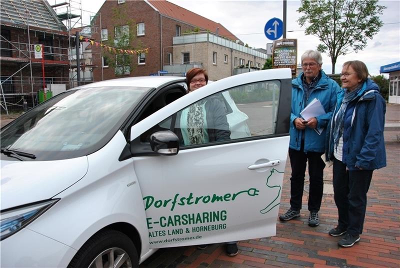 Marisa Klein erklärt Werner Ostermann und Anke Albrecht, wie der das Elektrofahrzeug Zoe funktioniert. Fotos: Lohmann