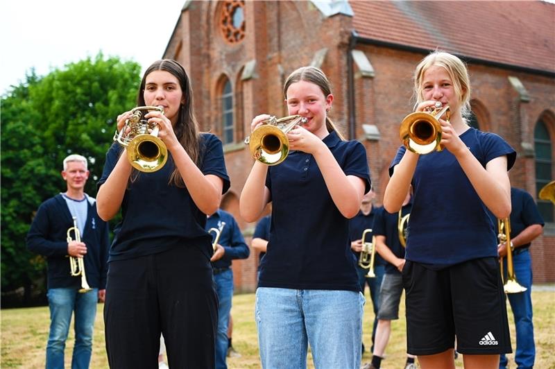Von wegen oldschool: Warum diese Teenager im Posaunenchor spielen Marit Johanna Beneke, Mia Hanna Kalmbach und Geeske Corleis sind stolz auf ihr Engagement im Ahlerstedter Posaunenchor. Foto: Ahrens