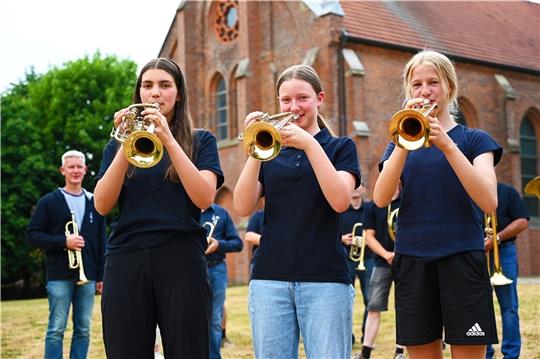 Marit Johanna Beneke, Mia Hanna Kalmbach und Geeske Corleis sind stolz auf ihr Engagement im Ahlerstedter Posaunenchor. Foto: Ahrens