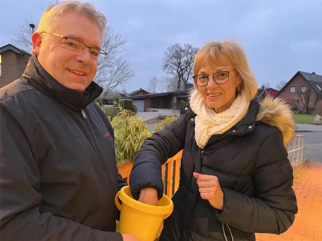 Marita Zillmer aus Himmelpforten sammelt die TAGEBLATT-Glücksschweinchen seit ze...