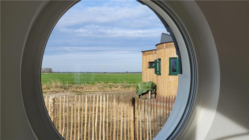 Nachfrage-Dämpfer fürs Wohnen im Tiny House an der Nordseeküste Maritim: In der Wohnküche gibt es neben einer komplett verglasten Front auch ein Bullaugenfenster.