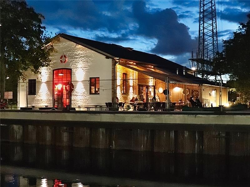 Maritime Hafenromantik: Die Fischhalle im Harburger Binnenhafen hat sich zu einem beliebten Kultur- und Veranstaltungszentrum entwickelt.