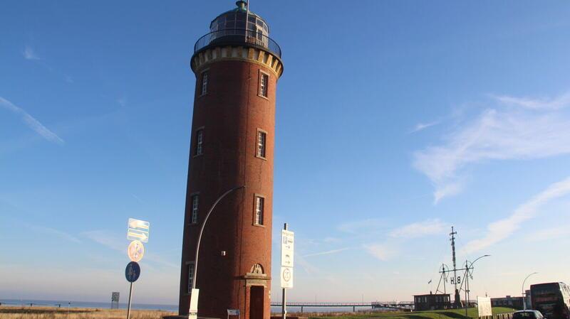 Maritimes Wahrzeichen: Der "Hamburger Leuchtturm" steht seit 1805 an der Elbmündung, ist ein Cuxhavener Wahrzeichen und eine der besonderen Gästequartiere. Foto: Kramp
