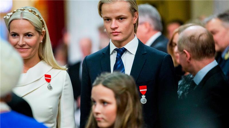 Norwegens Kronprinz überrascht mit Aussage zu Høiby-Prozess Marius Borg Høiby, der Sohn von Kronprinzessin Mette-Marit aus einer früheren Beziehung, ist in 38 Punkten angeklagt - unter anderem wegen Vergewaltigung.