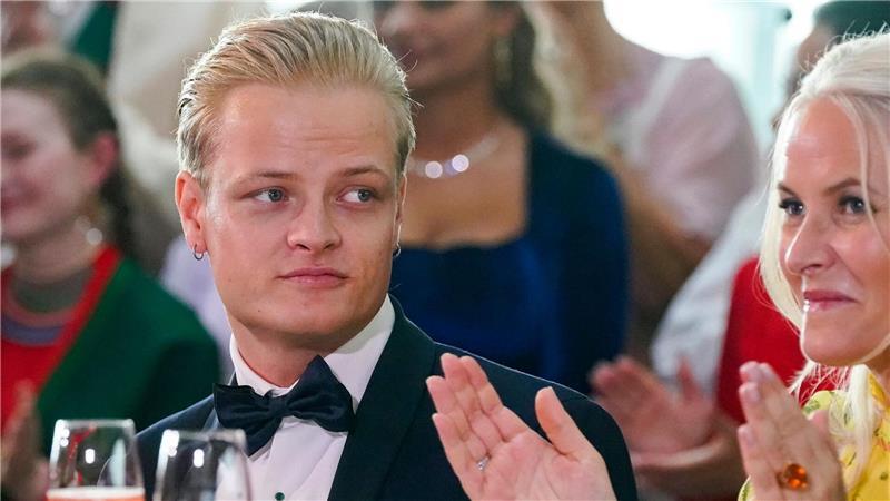 Mette-Marits Sohn Marius Borg Høiby droht lange Haftstrafe Marius Borg Høiby, hier im Jahr 2022 an der Seite seiner Mutter Kronprinzessin Mette-Marit. (Archivbild)