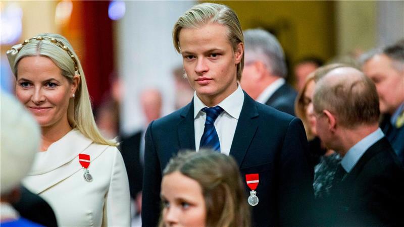 Høiby bleibt in U-Haft – trotz Sorge um Mutter Mette-Marit Marius (rechts) will aus der Haft freikommen, um seiner Mutter Mette-Marit (links) beizustehen. (Archivbild)