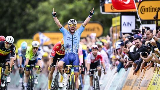 Mark Cavendish bejubelt seinen Etappensieg.