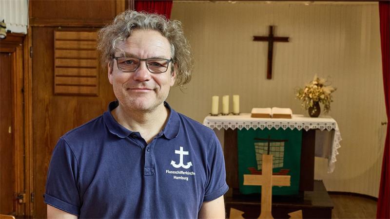 „Flusi“: In Hamburg liegt Deutschlands größte schwimmende Kirche vor Anker Mark Möller ist der Diakon der Flussschifferkirche.