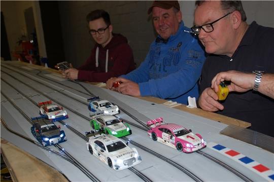 Mark Rochow, Thomas Hartmann und Lars Panje (von links) geben bereits beim Training an den Reglern ordentlich Gas.