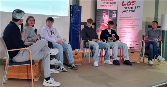 Mark Schober, Lina Voß, Johannes Mögling, Niklas Tuppeck, Otto Stange und Sönke Kreibich (von links nach rechts) diskutierten 90 Minuten über Parallelen aus dem Alltag der Schüler und der HSV-Kicker.