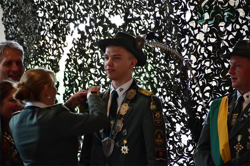 Schmierseifen-Show: Burweg feiert Schützenfest - und seinen Dorfhumor Mark Schomacker aus Burweg darf sich Jungschützenkönig nennen.