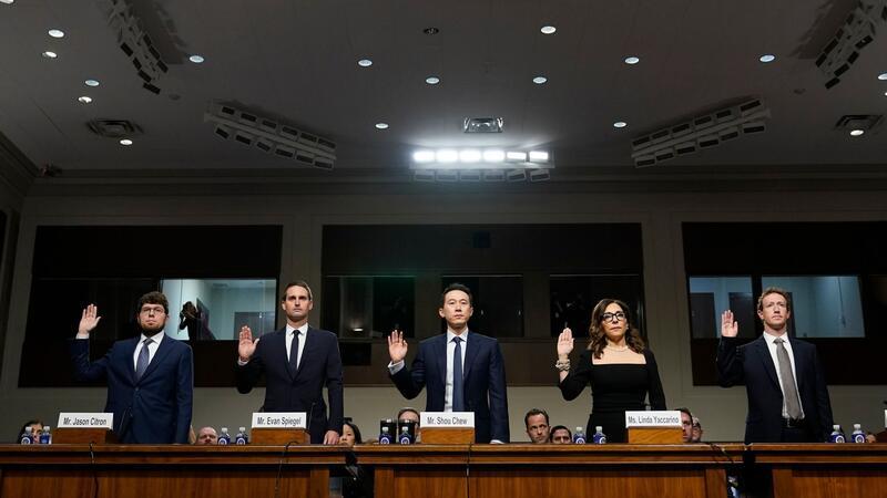 Zuckerberg entschuldigt sich bei Eltern in Senats-Anhörung Mark Zuckerberg (Meta, v.r.), Linda Yaccarino (X), Shou Zi Chew (TikTok), Evan Spiegel (Snap) und Jason Citron (Discord) zu Beginn der Anhörung in Washington.