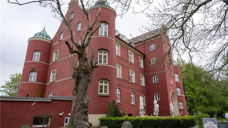 Zwangsversteigerung: Renaissanceschloss auf Rügen wird verkauft Markant ist die rote Fassade.