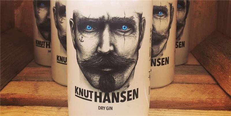 Markantes Gesicht, prägnanter Name und eine auffällige Flasche: Das ist das äußerliche Erscheinungsbild des neuen Knut-Hansen-Gins , der seit wenigen Wochen auf dem Markt ist. Fotos 4anchors GbR