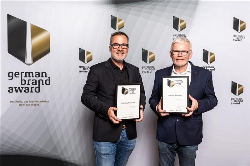 Marketingleiter Ralf Deubler (von links) und Geschäftsführer Winfried Holler bei der Verleihung des „ German Brand Award “. Foto Lutz Sternstein