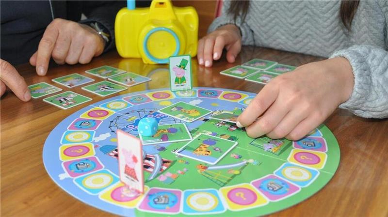 Langeweile in den Ferien? Diese Brettspiele machen der ganzen Familie Spaß Markierungen auf dem Spielplan zeigen bei „Peppa Pig Funny Foto Game“ an, welche Möglichkeiten die Spieler haben und ob sie zum Beispiel ein Foto machen dürfen.