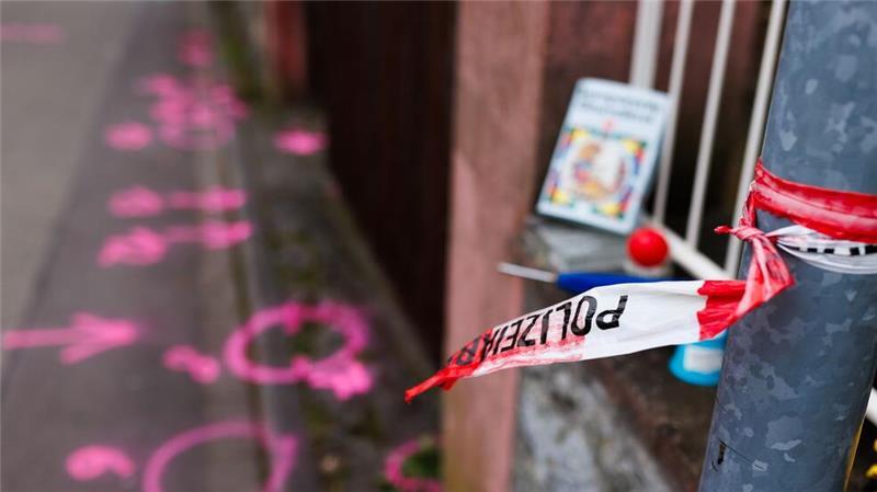 Frau und Kind mit Schrotflinte bedroht - Polizei tötet Mann Markierungen der Kriminaltechnik am Tatort in Eichstetten am Kaiserstuhl.