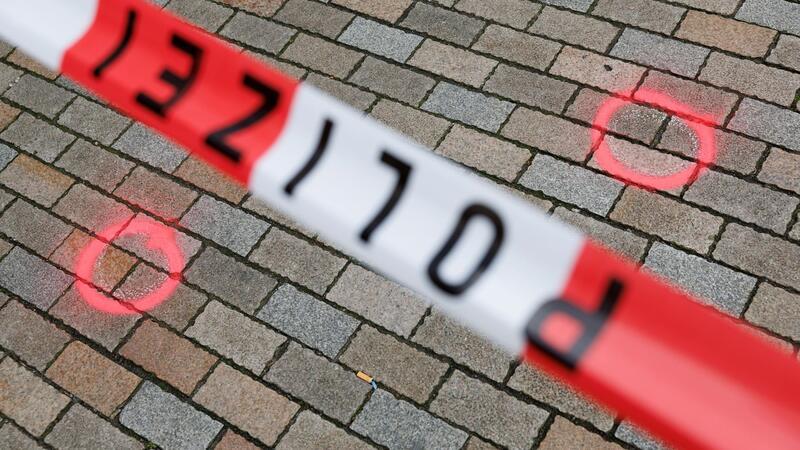 Markierungen der Kriminaltechnik am abgesperrten Tatort.