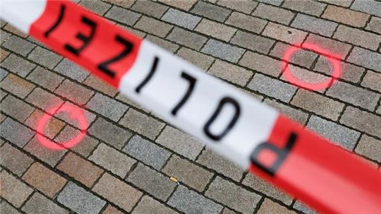 Markierungen der Kriminaltechnik am abgesperrten Tatort.