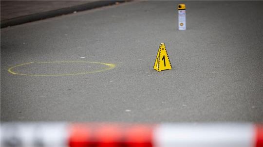 Markierungen der Spurensicherung am Tatort in Duisburg.