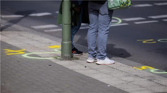 Markierungen der Spurensicherung sind an der Kreuzung Buckower Damm/Gutschmidtstraße zu sehen. 