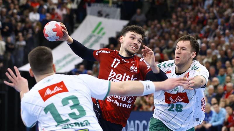 Marko Grgic (SG Flensburg-Handewitt) setzt sich gegen die Mindener Abwehr durch.