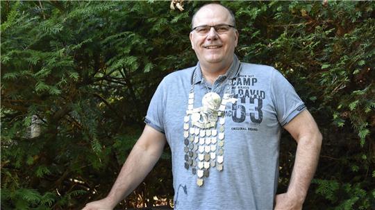 Marko Lemmel trägt zum fünften Mal die Kette des Papageienkönigs.