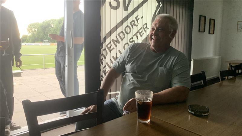 Wo ist die WM-Euphorie? Ein Streifzug durch den Kreis Stade nach dem 7:1 Marko Rosnau, Betreiber des VSV-Treffs, zeigt die deutschen Spiele. Am Samstag wird auch der Nebenraum, in dem er hier sitzt, voll, weil sich Hedendorfer Fußballteams angekündigt haben.