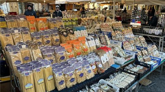Markt in Rom: Verschiedene Nudelsorten werden auf dem Campo de‘ Fiori angeboten.